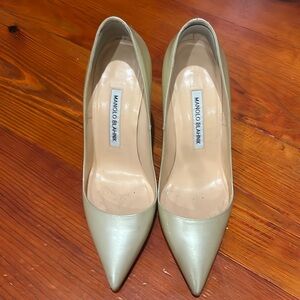 Beautiful cool tan Manolo Blahnik 4” heel patent leather pumps